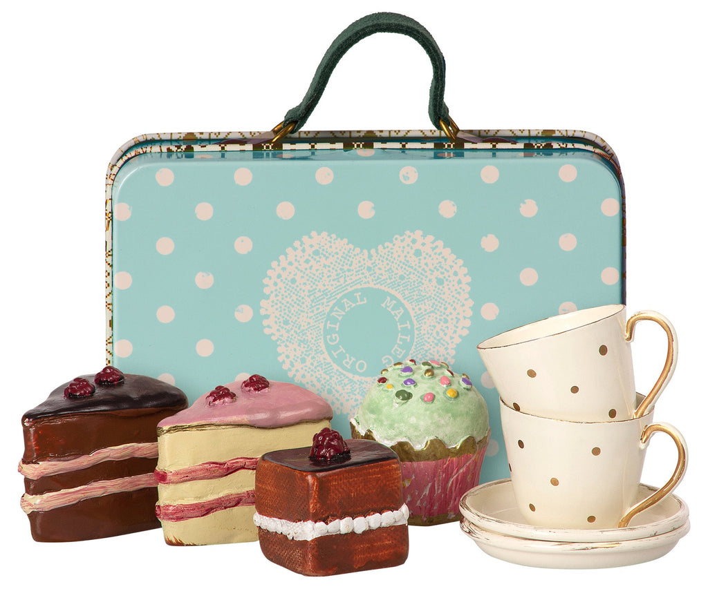 Suitcase with cakes & tableware